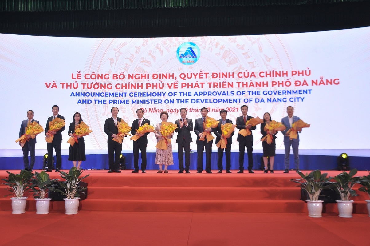 Phó Thủ tướng Chính phủ Trịnh Đình Dũng tặng hoa các nhà đầu tư
